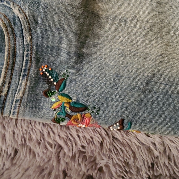 Beaded Floral Capri BANA DI✨️SALE - Picture 3 of 5